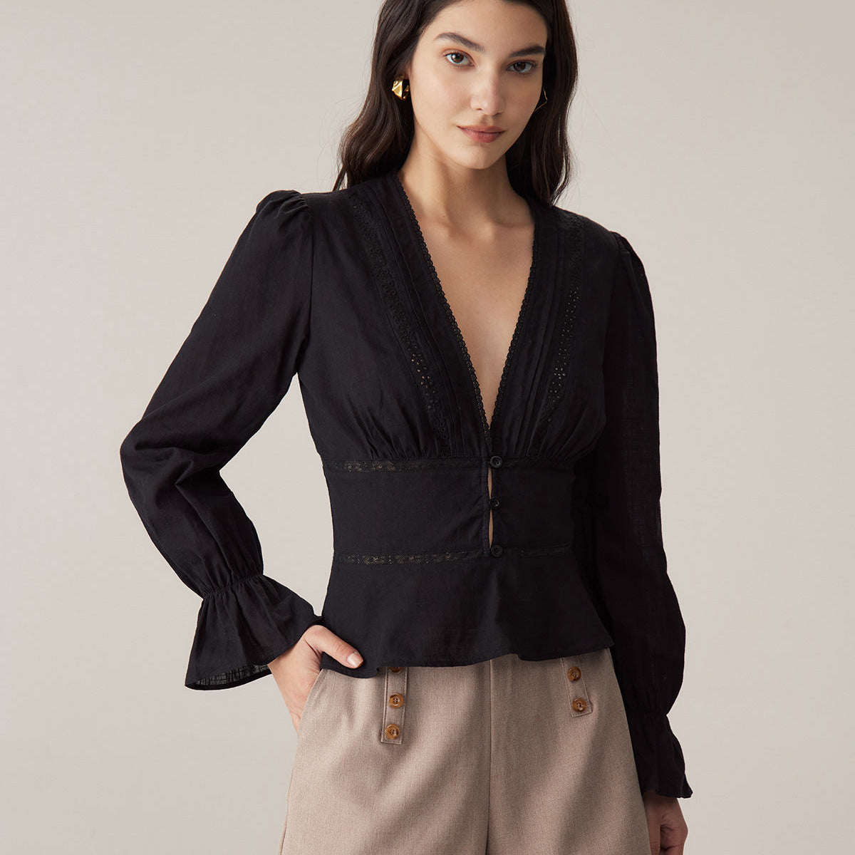Belltoile™ Siyah V Yaka Fırfırlı Bluz
