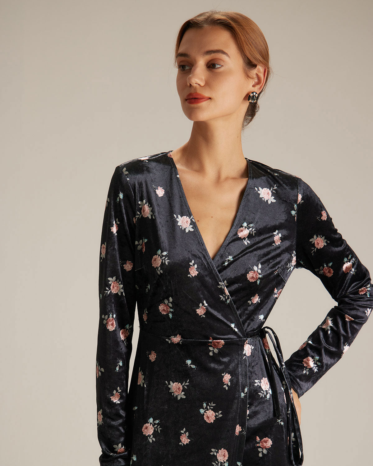 Belltoile™ Siyah V Yaka Çiçekli Kadife Anvelop Midi Elbise