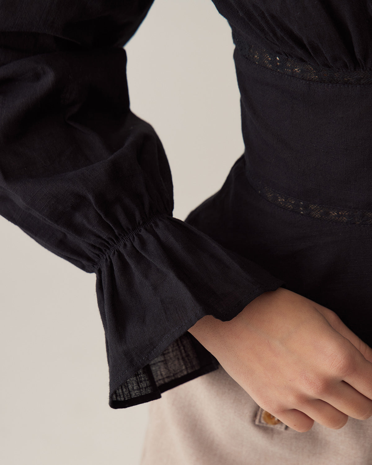 Belltoile™ Siyah V Yaka Fırfırlı Bluz