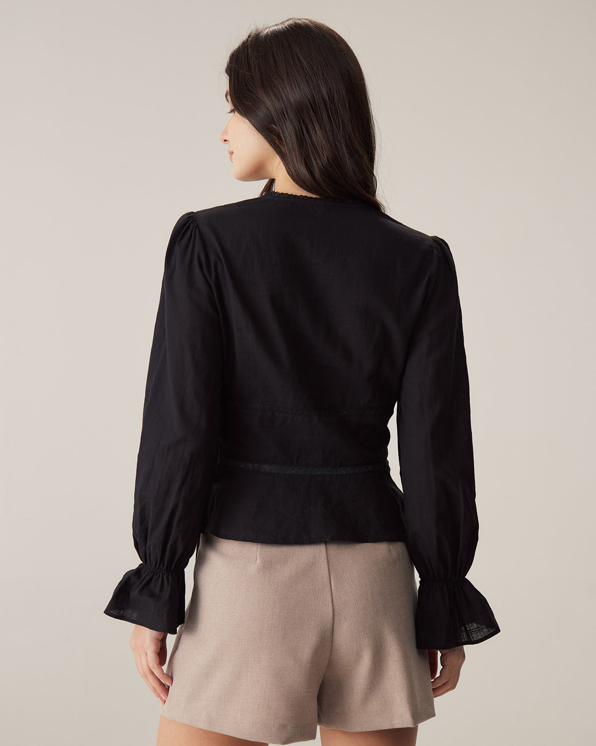 Belltoile™ Siyah V Yaka Fırfırlı Bluz