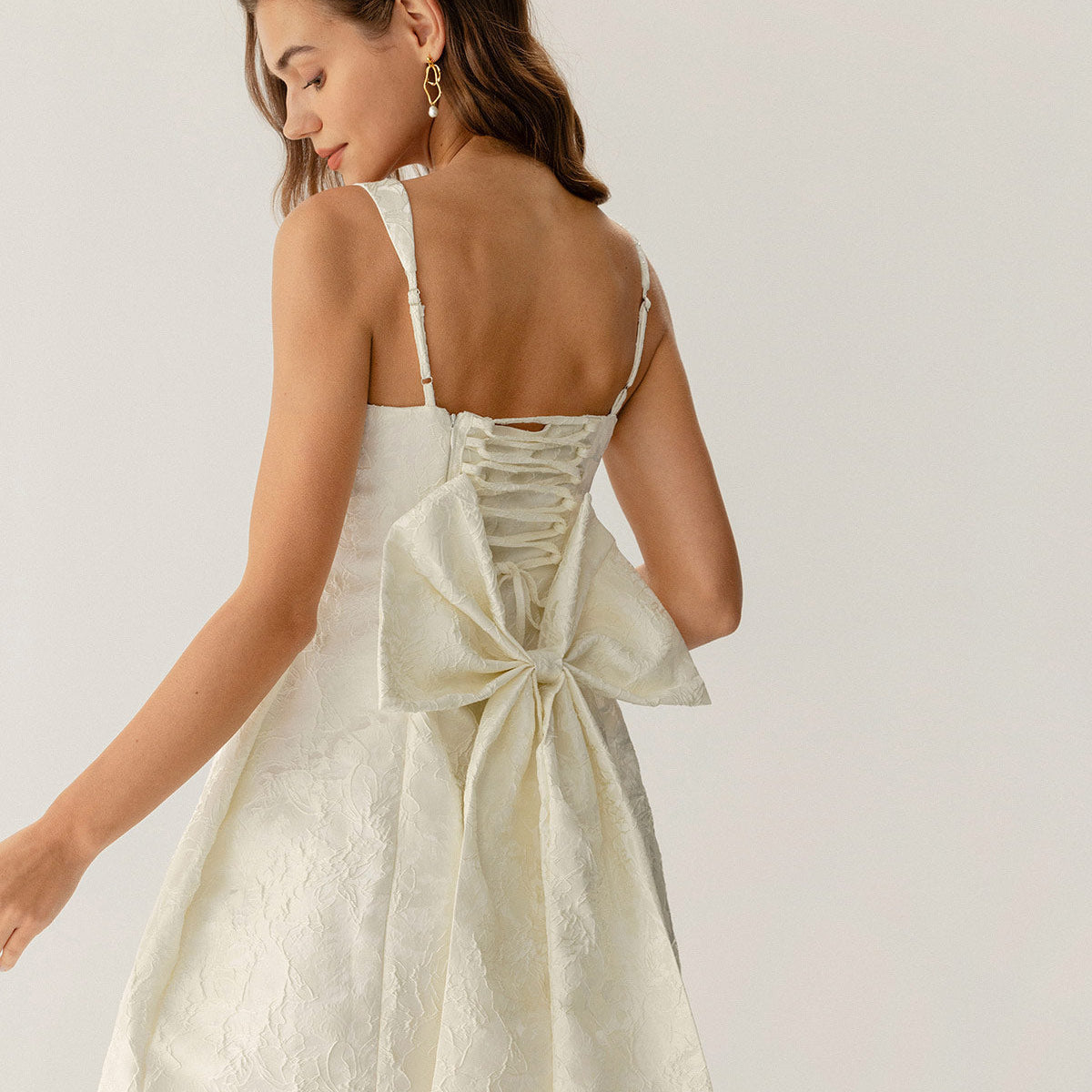 Belltoile Beyaz Dokulu Fiyonklu Slip Mini Elbise