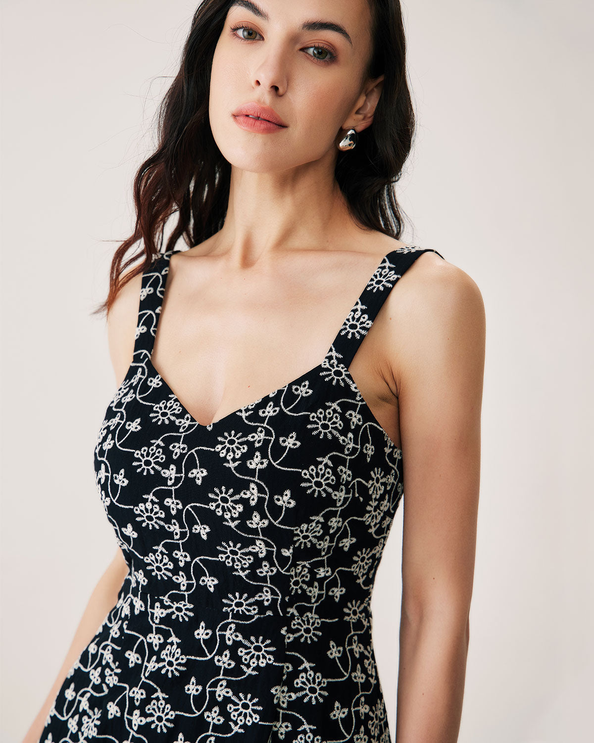 Belltoile™ Siyah Çiçek Nakışlı Slip Midi Elbise